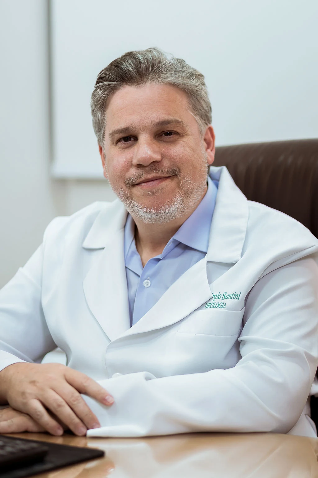 Dr. Sérgio Santini, urologista em Poços de Caldas, em seu consultório