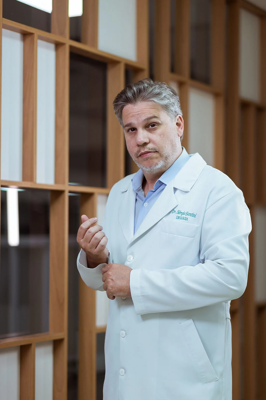 Dr. Sérgio Santini em ambiente clínico