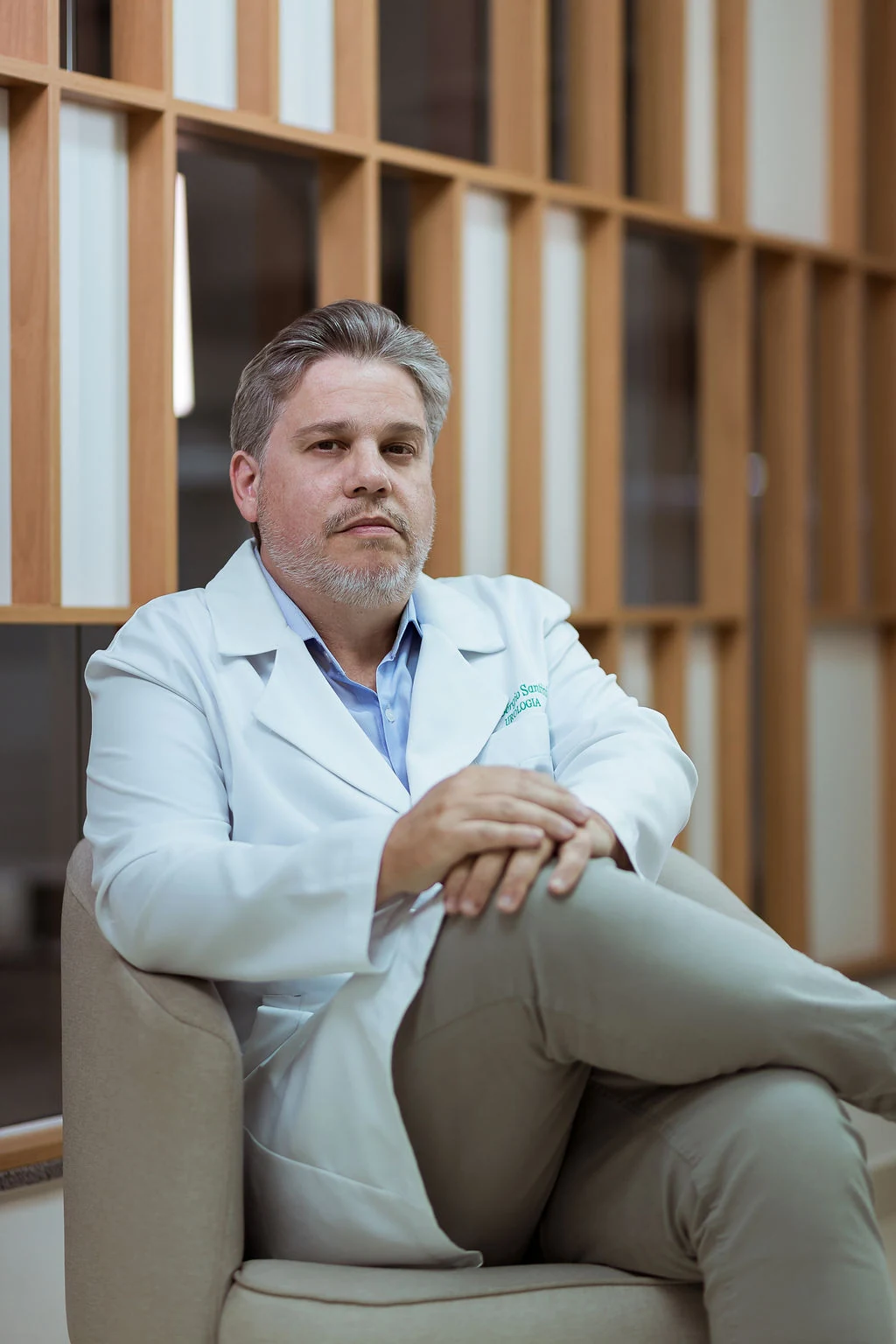 Dr. Sérgio Santini em ambiente clínico, referência ao estudo urodinâmico